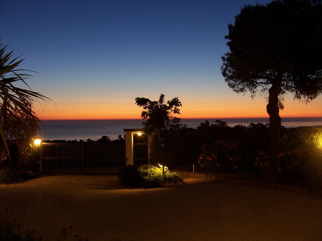 Bed And Breakfast " Il Tesoro Di Mario " Falconara Marittima Luaran gambar